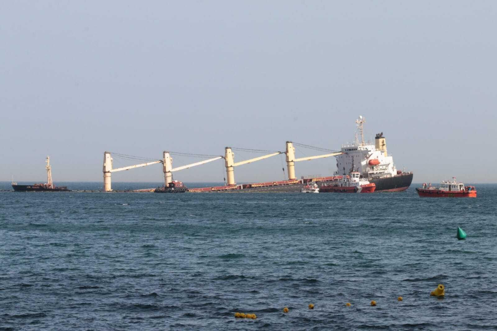 Buque semihundido frente a Gibraltar.