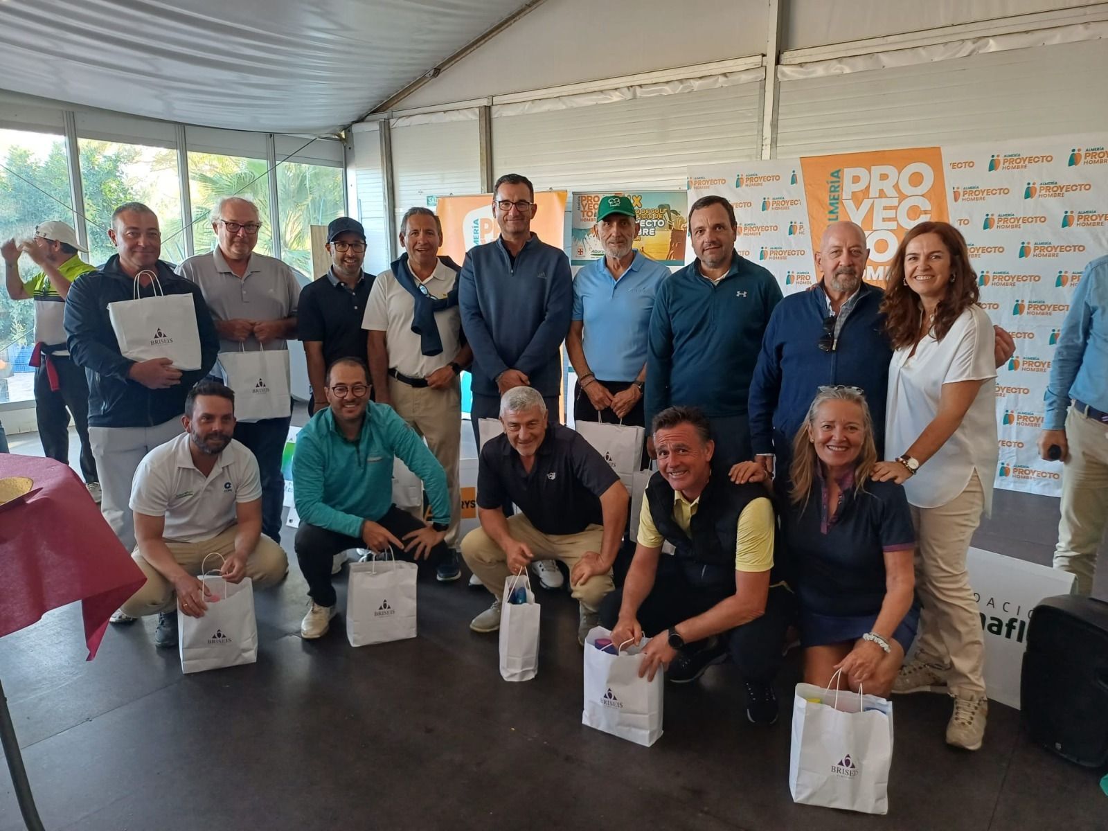 Foto de familia con los ganadores del XIX Torneo Benéfico de Golf de Proyecto Hombre Almería.