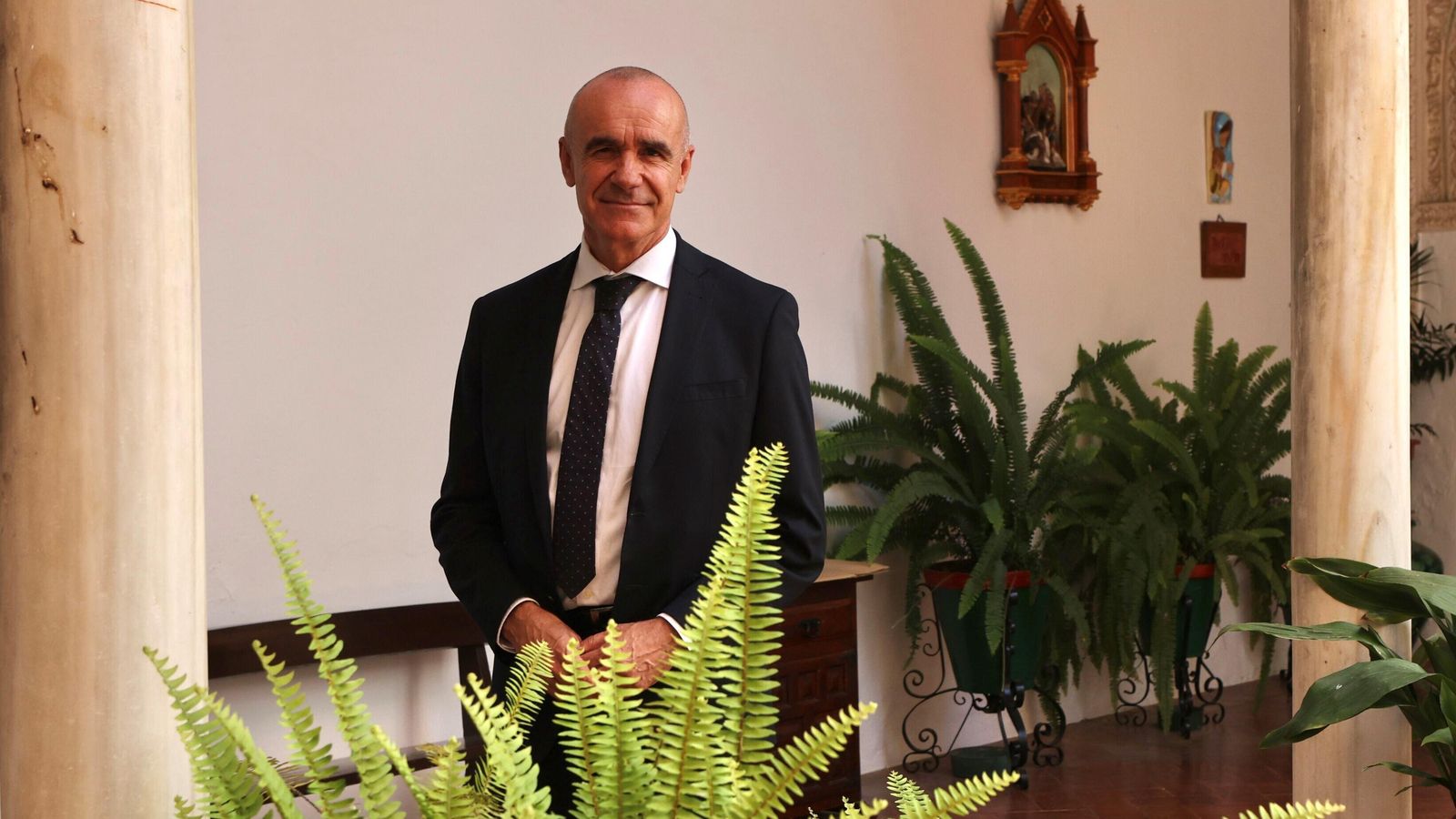 Antonio Muñoz, en una de las galerías del convento.