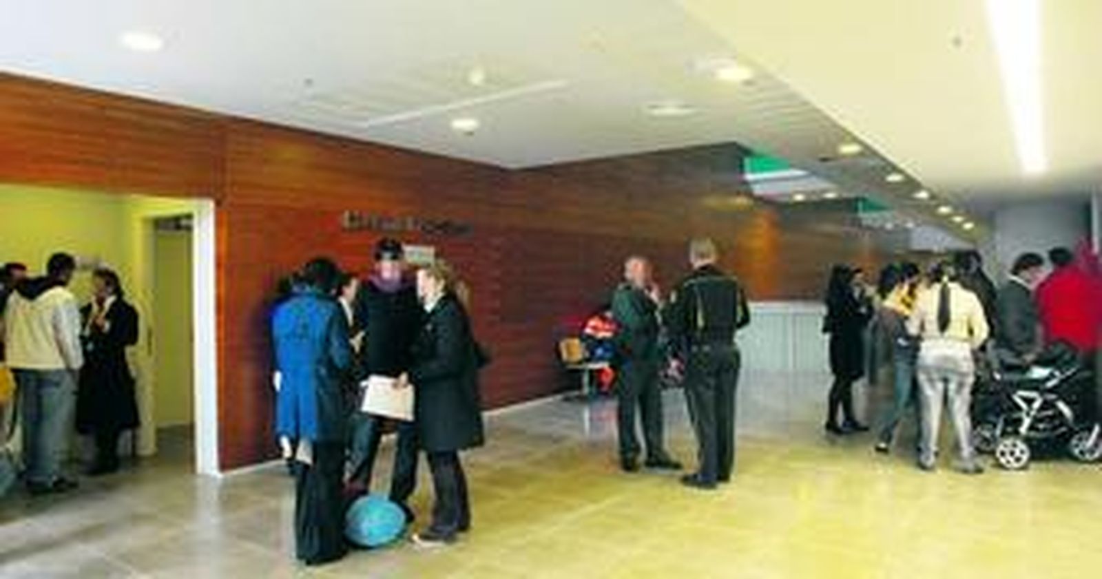 Un grupo de personas espera ante las salas de vista de los juzgados del edificio Noga, en una imagen de archivo.