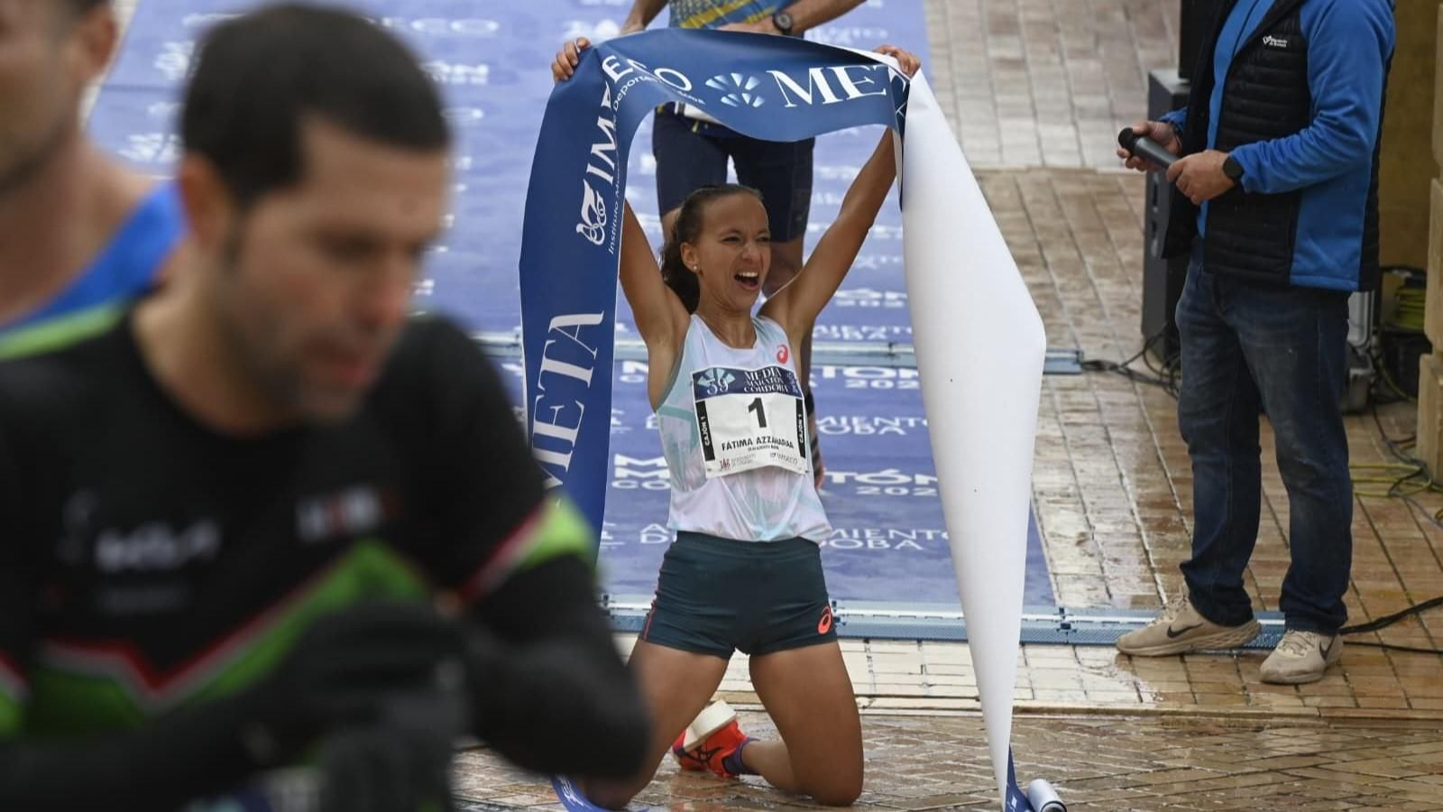 Fátima Ouhaddou celebra su victoria en la Puerta del Puente.