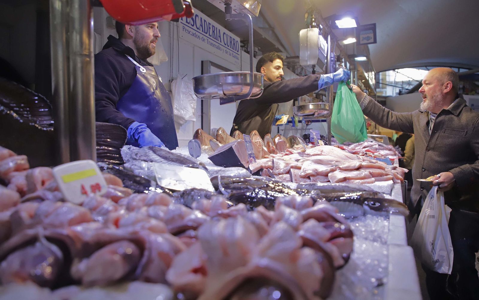 Fotos de las últimas compras para la cena de Nochebuena en Algeciras