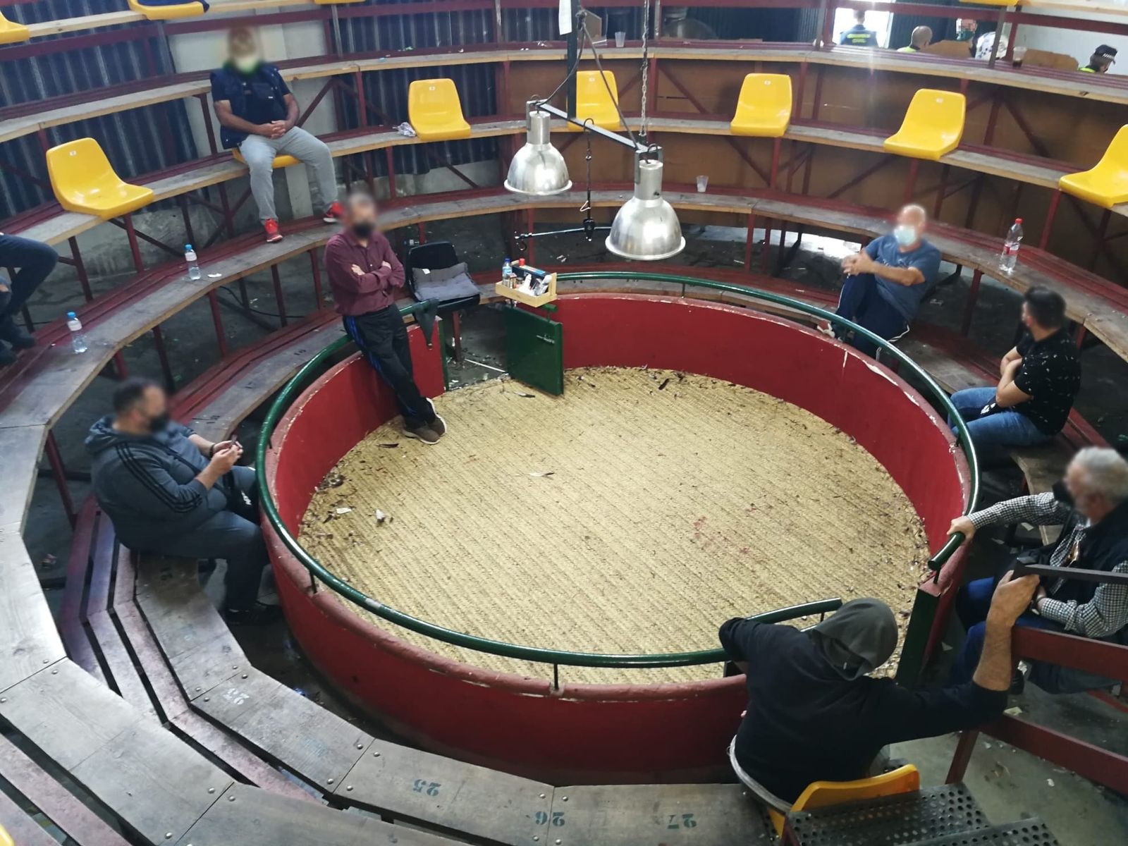 Nave industrial de Utrera desalojada por acoger peleas de gallos.