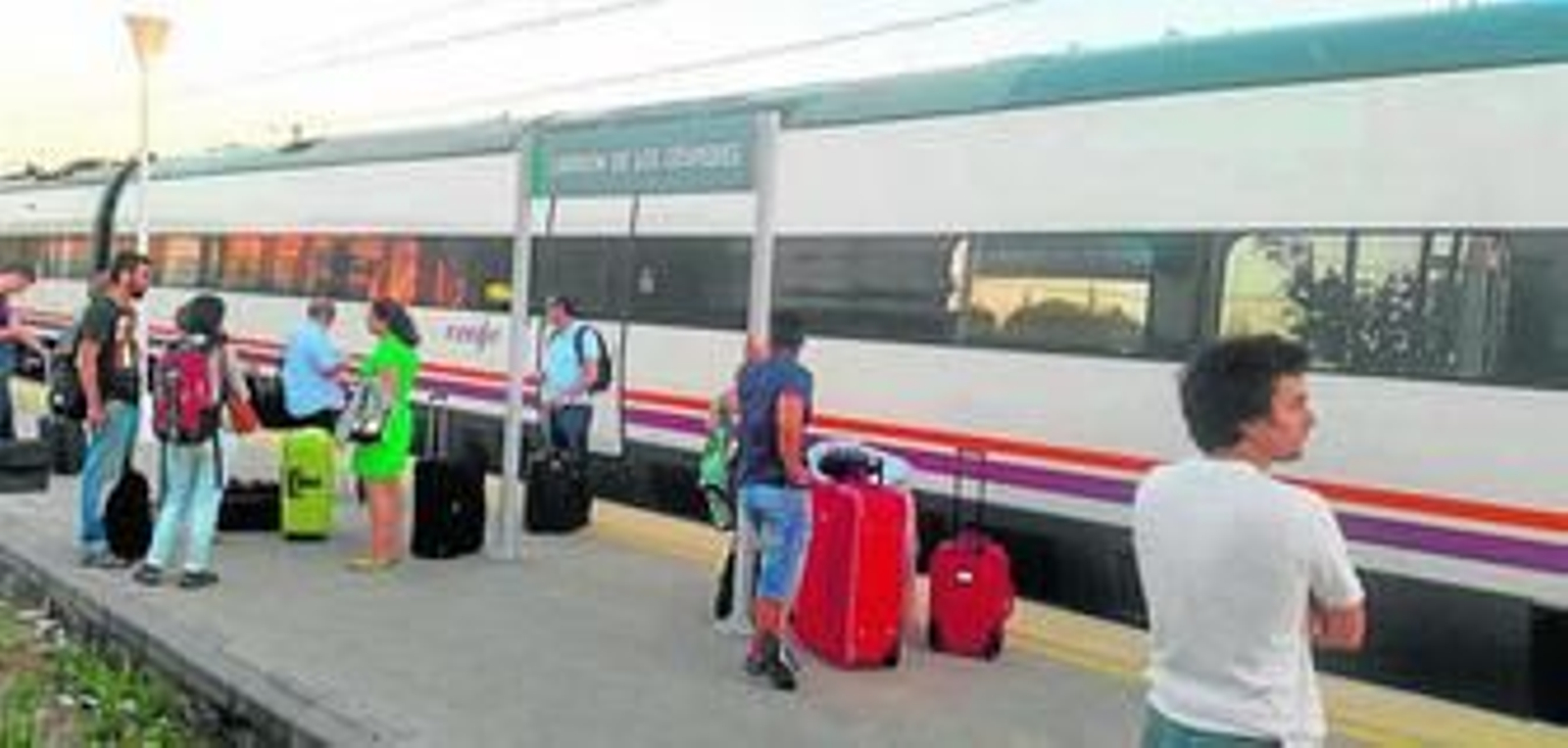 Usuarios del Alvia, a la espera de subirse al tren en Carrión de los Céspdes para continuar su recorrido.
