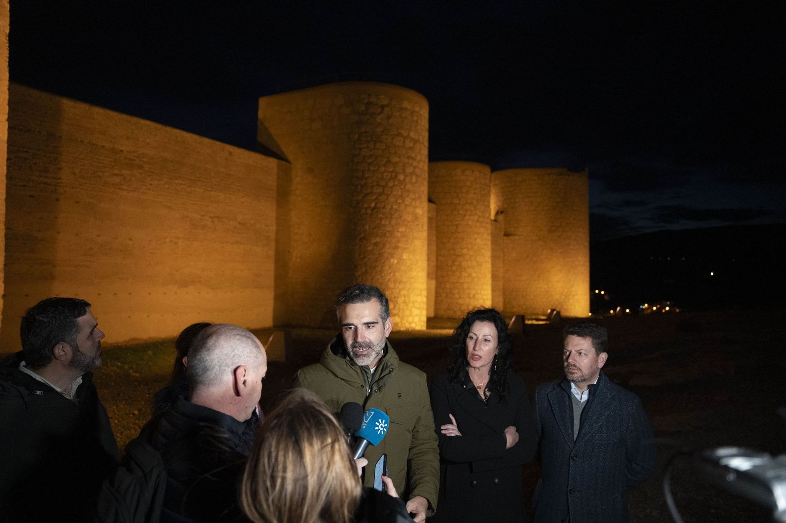 Las murallas del Cerro de San Cristóbal se encienden para iluminar Almería