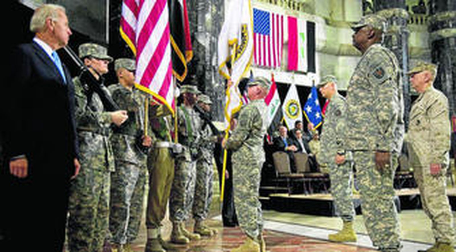El vicepresidente Biden observa al comandante saliente, el general Odierno (3º por la derecha), durante la ceremonia en Bagdad.