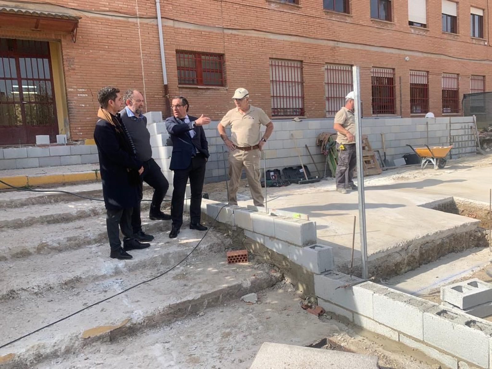 El delegado de Educación en Málaga, Miguel Briones, visita el colegio Manuel Altolaguirre.