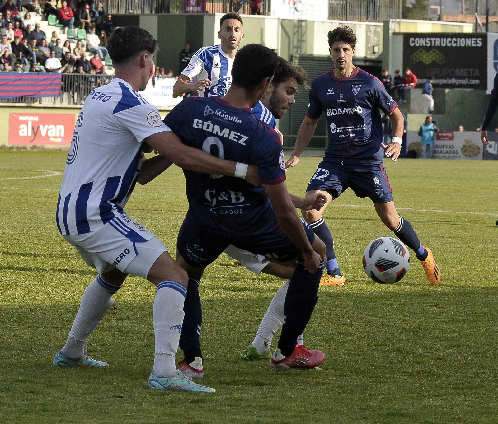 Imágenes del partido entre la Segoviana y el Recre en La Albuera