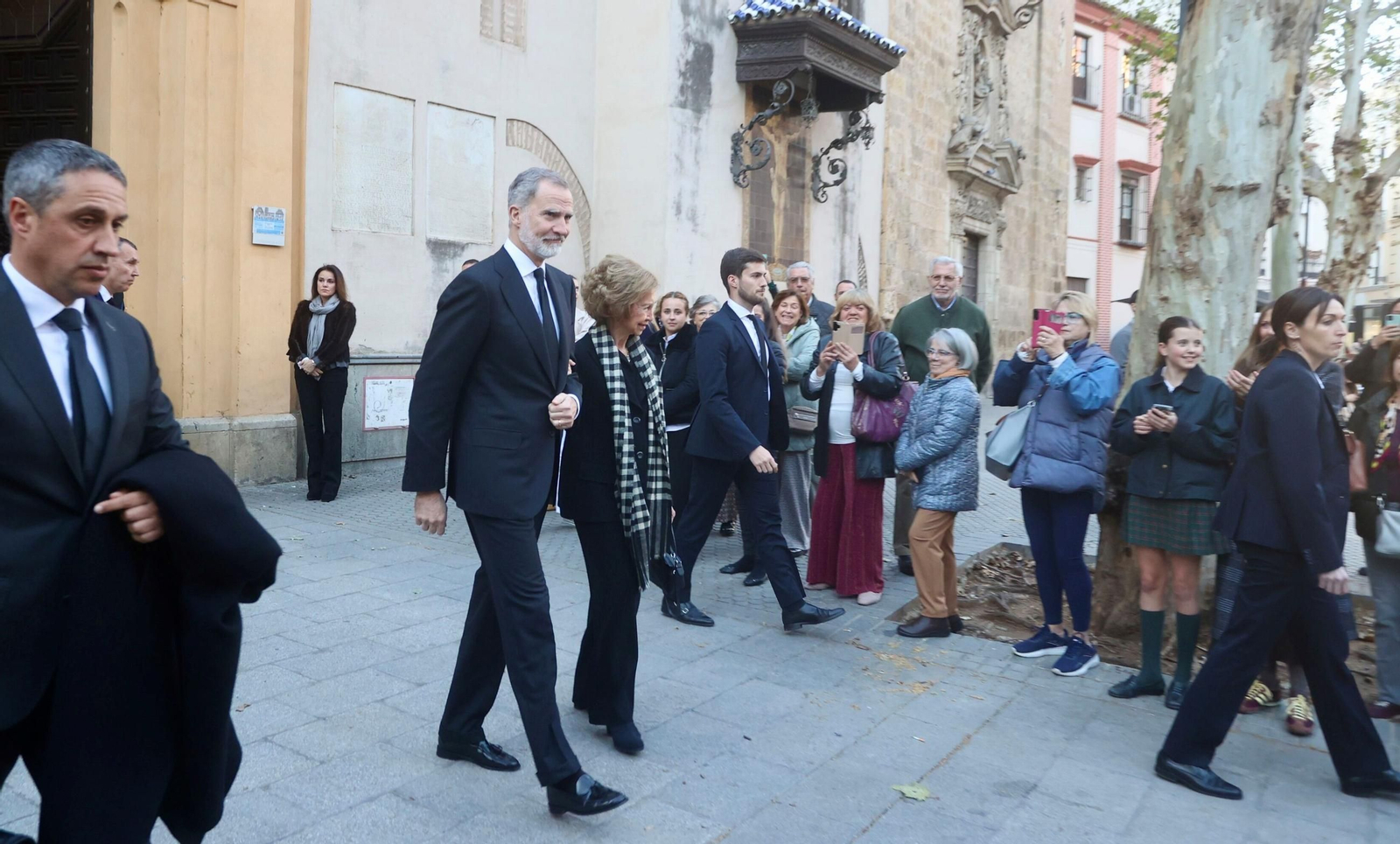 Las fotos del rey Felipe VI, la reina Sofía y las infantas Elena y Cristina en el funeral de Fernando de Borbón y Medina en Sevilla