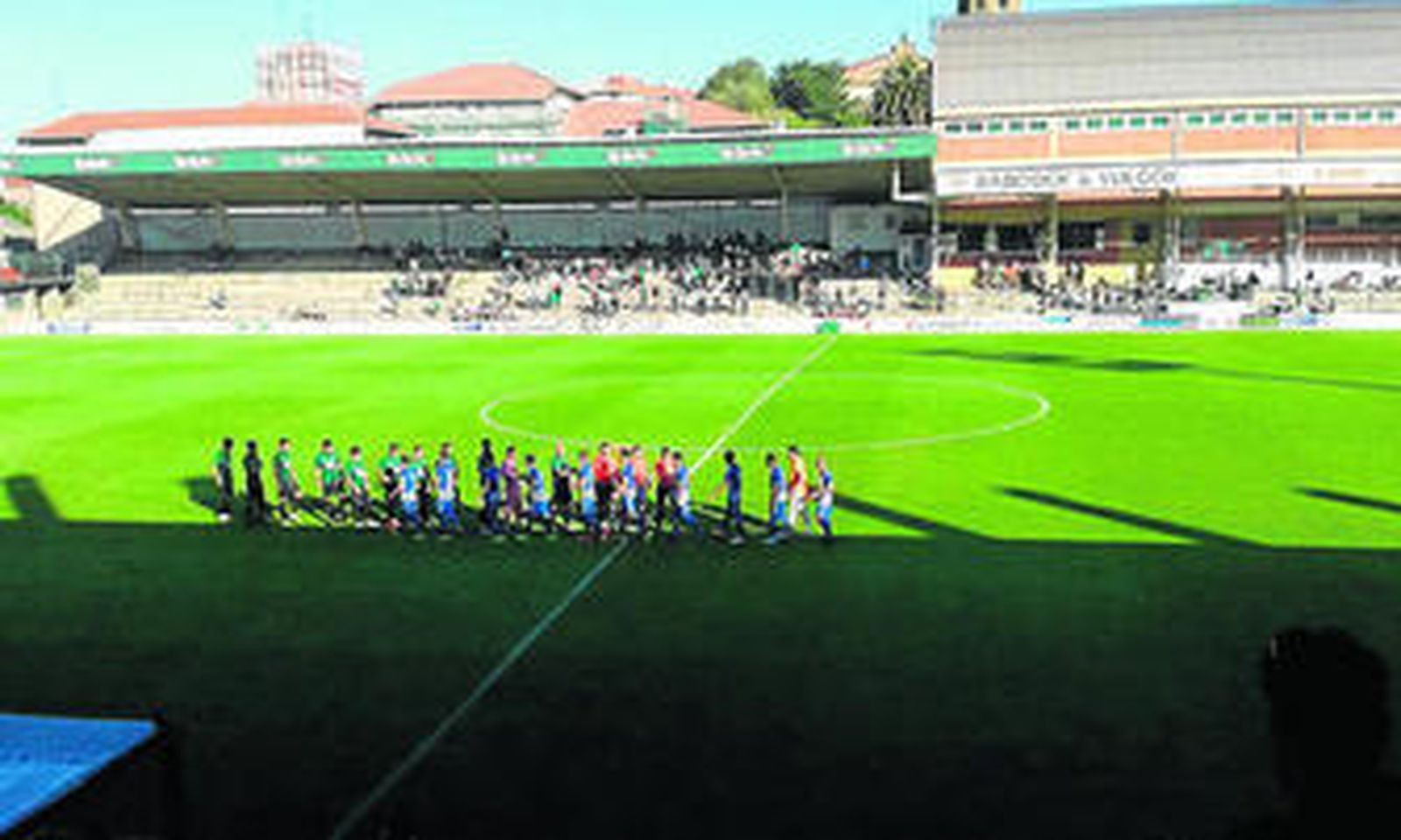 Jugadores del Sestao y el Talavera se saludan antes del comienzo.