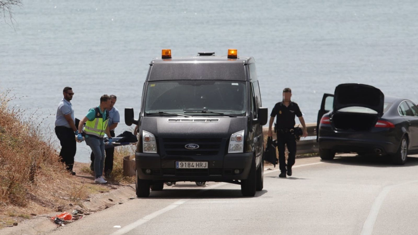 El traslado del cadáver al furgón de los servicios funerarios.