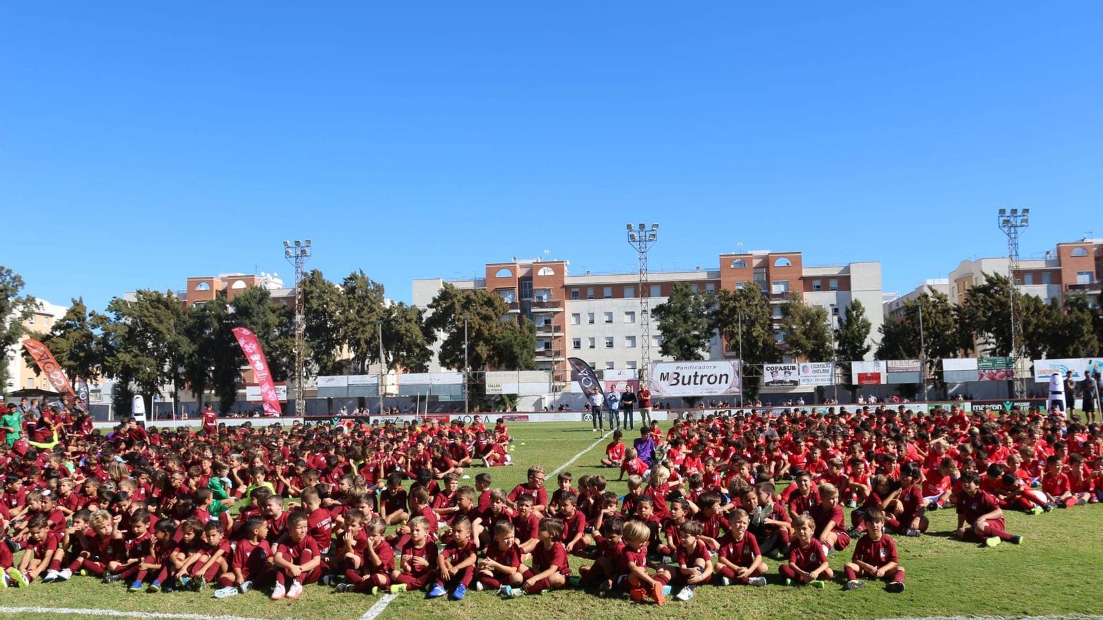 Tradicional presentación de las escuelas de fútbol del Chiclana y Sancti Petri.