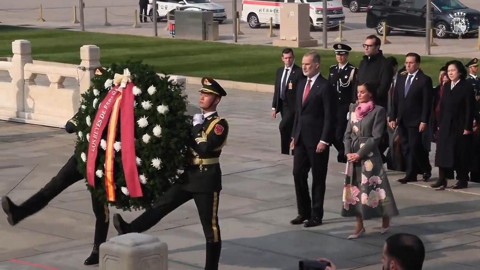 Los Reyes de España homenajean con una ofrenda floral a los héroes caídos de China