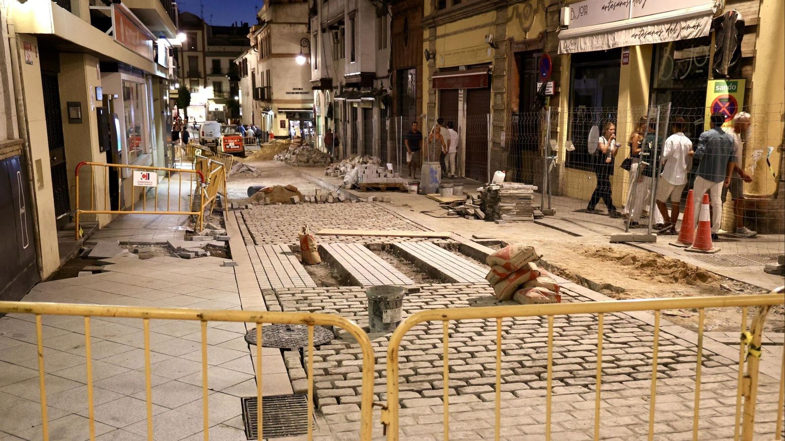 El tramo que todavía se está reurbanizando, con el paso de peatones de caliza blanca en primer plano.