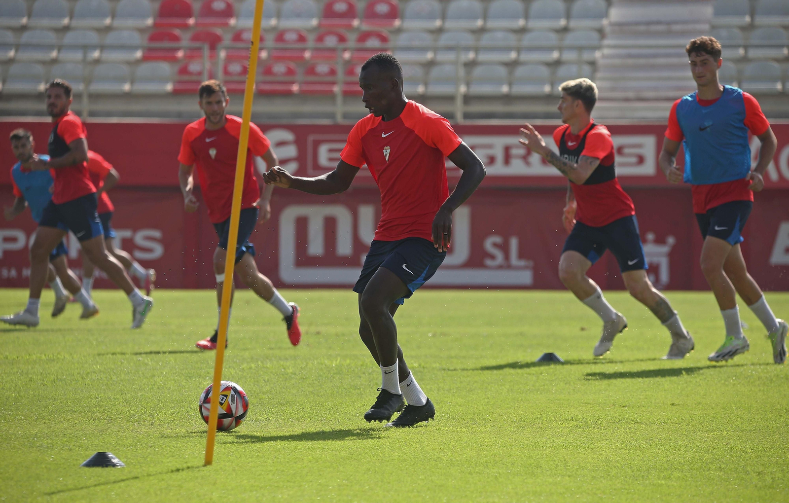 Fotos del entrenamiento del Algeciras CF en el estadio Nuevo Mirador