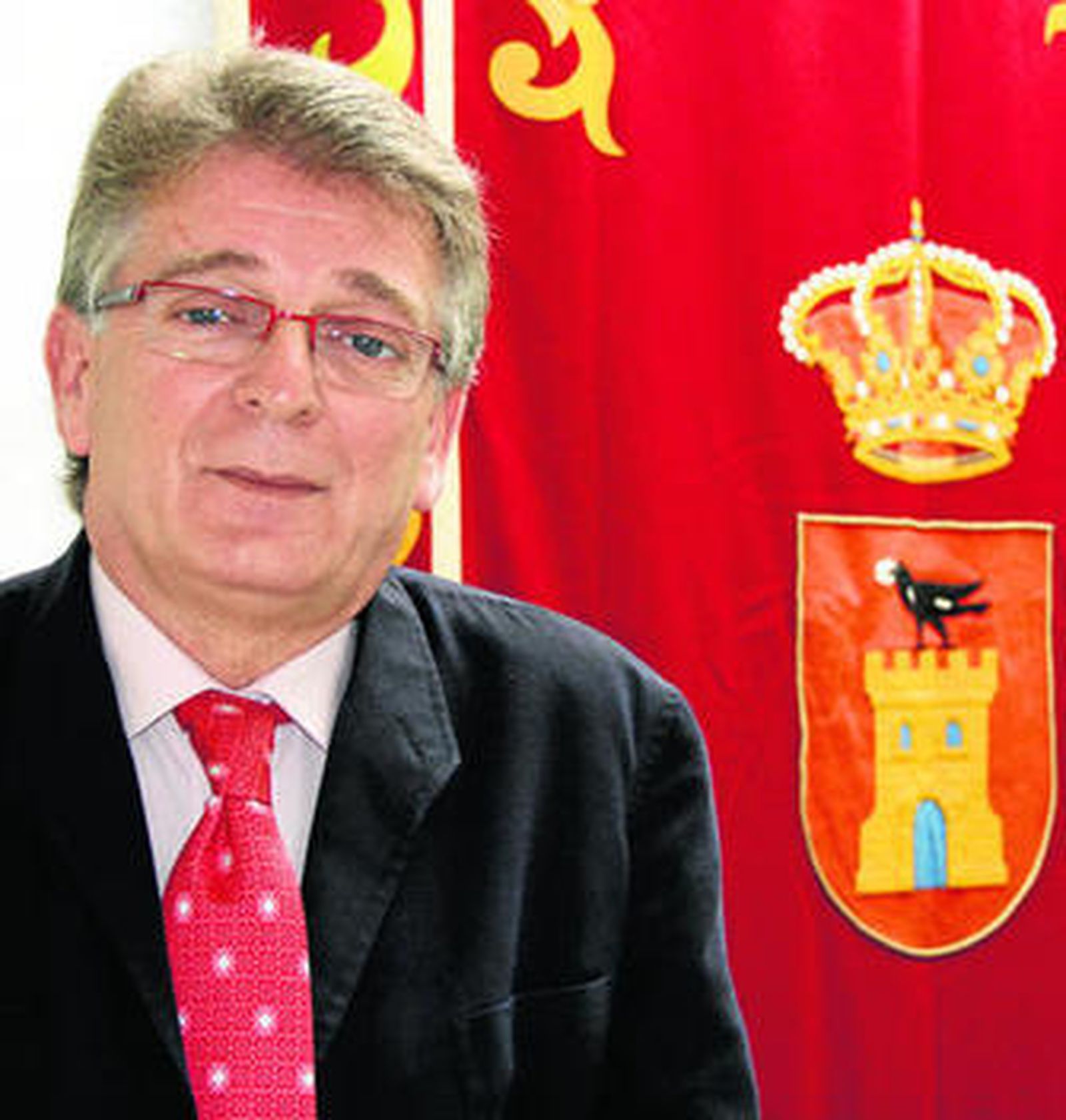 Francisco González Cabaña, junto al escudo de Benalup.