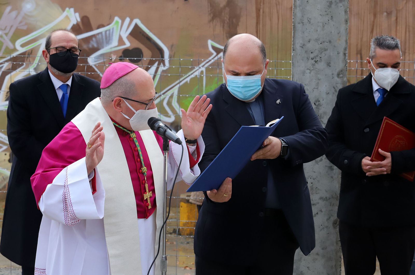 El Obispo de Huelva, Santiago Gómez, coloca la primera piedra de la nueva parroquia de Cristo Sacerdote, en imágenes