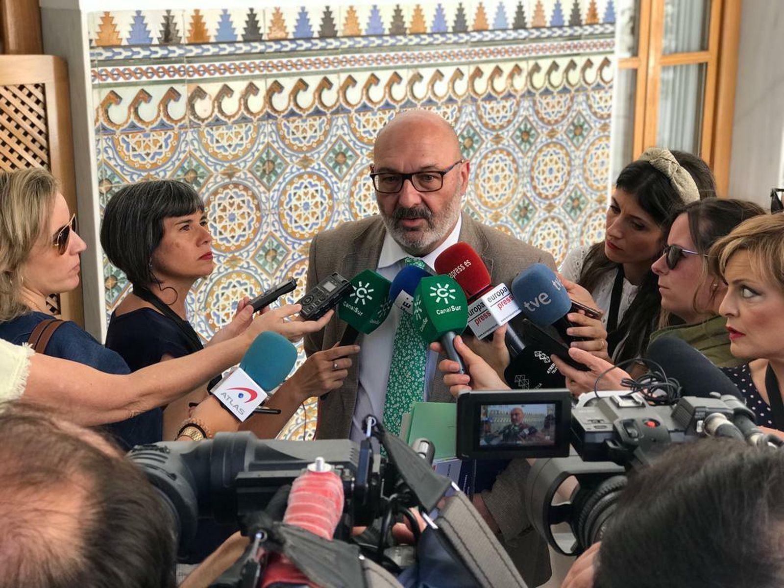 Alejandro Hernández atiende a los medios en el Parlamento.