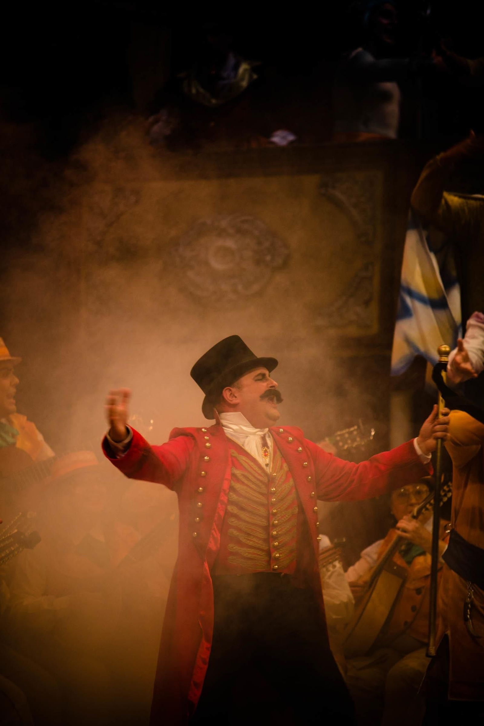 El coro "Los espectaculares" durante su actuación.