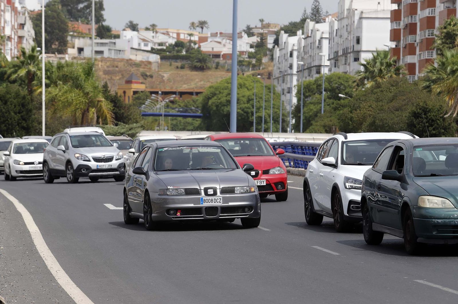 Imágenes de las retenciones provocadas por un accidente en el puente del Odiel