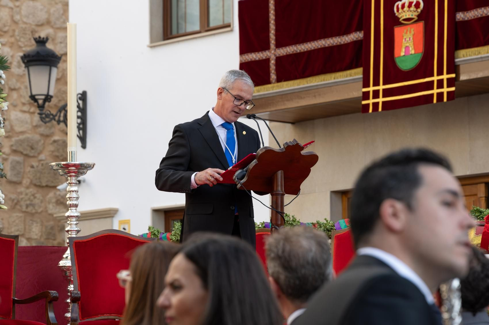 Santa Ana, patrona de Torredelcampo, recibe el bastón de mando como Alcaldesa Perpetua.