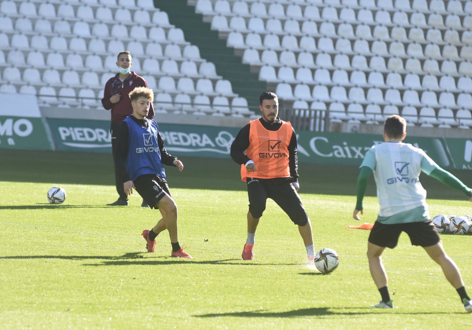 El regreso al trabajo del Córdoba CF tras el parón navideño, en imágenes