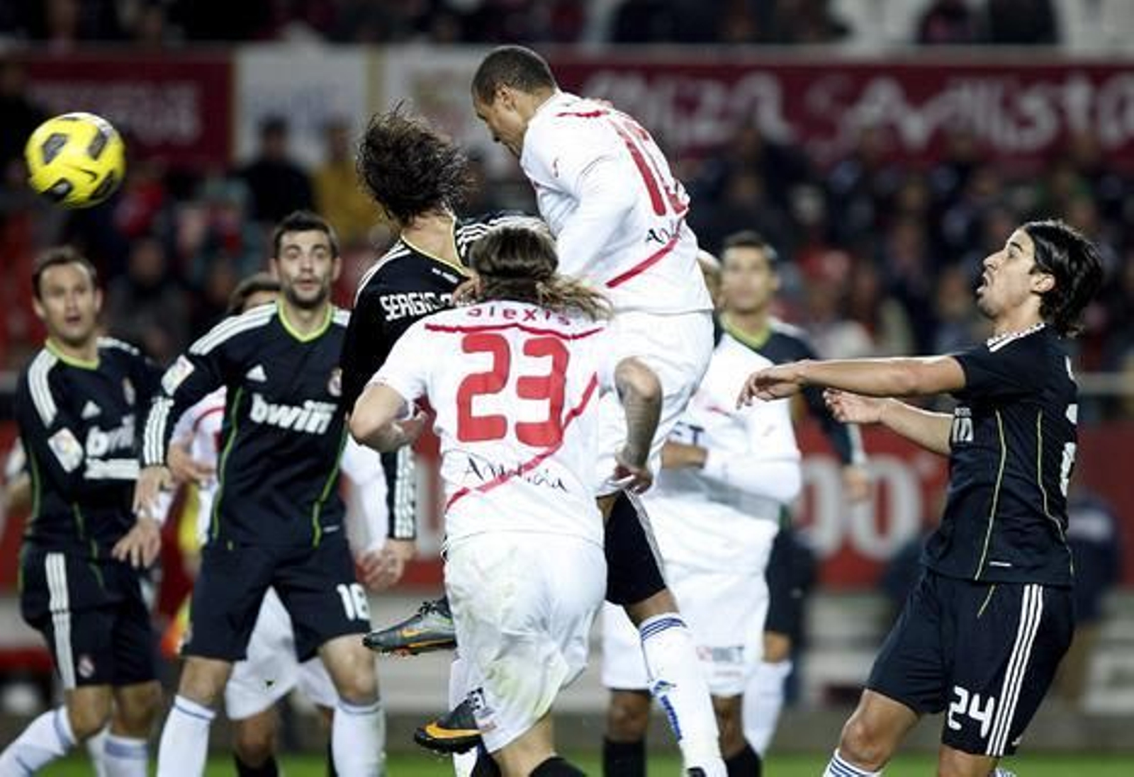 El Sevilla pierde 0-1 con el Real Madrid en la ida de las semifinales de la Copa del Rey. / EFE