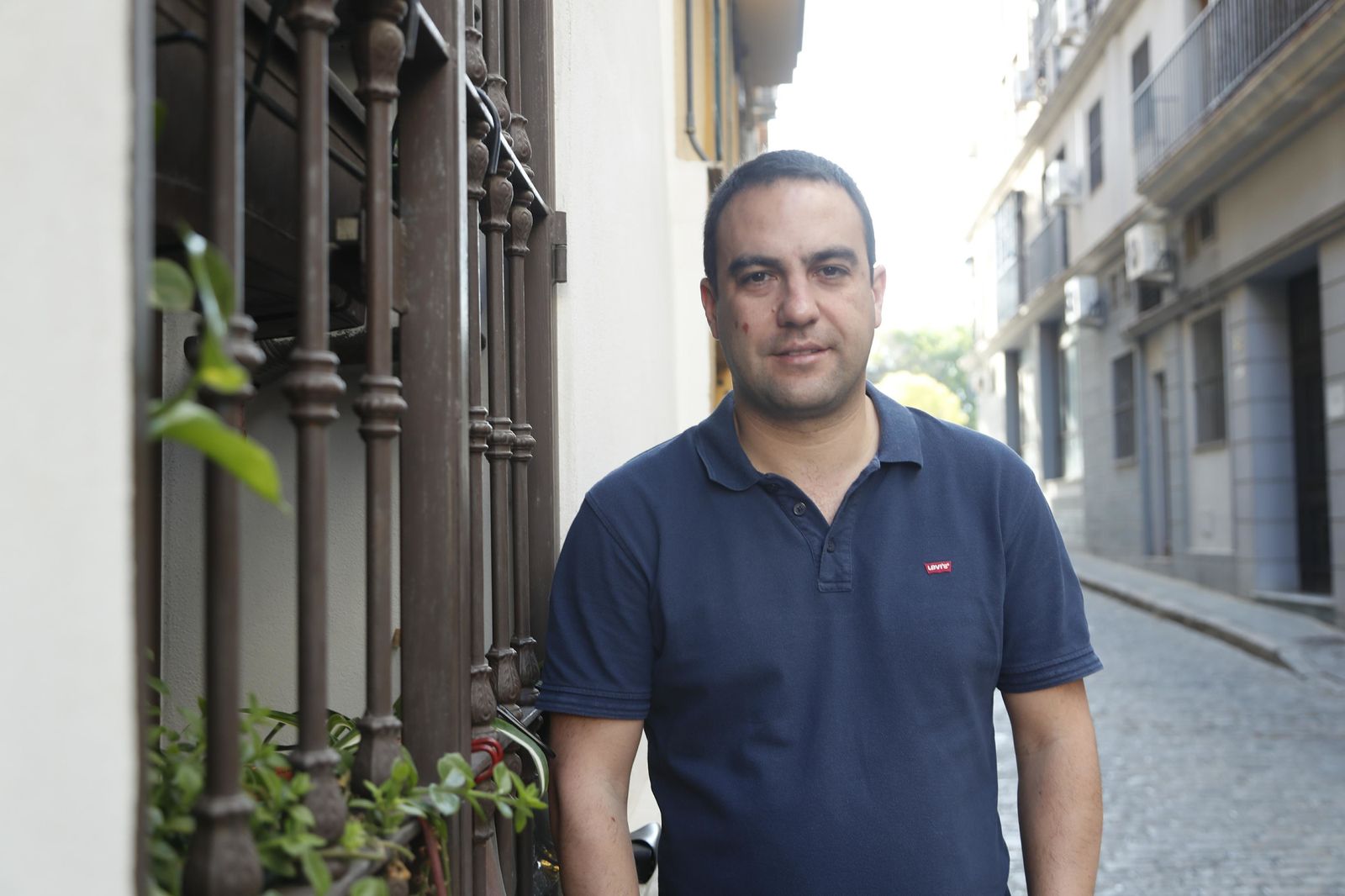 El ex edil Alberto Moriña posa en la calle Guadalete.