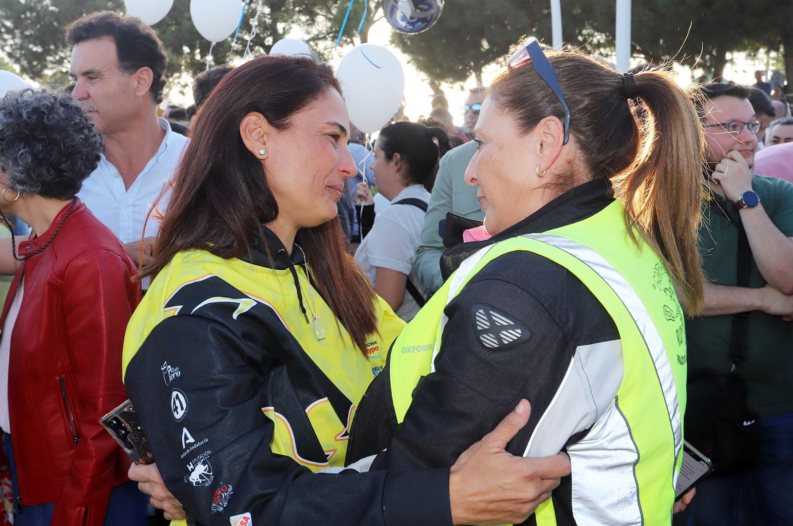 Imágenes del monumento a Súper Hugo en la rotonda frente al Nuevo Colombino
