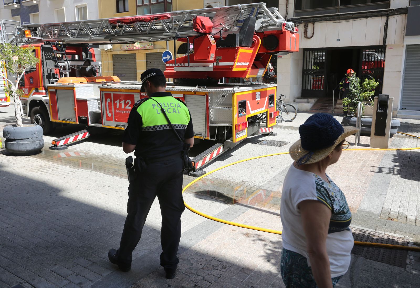 Los bomberos intervienen en un incendio en la calle Marina