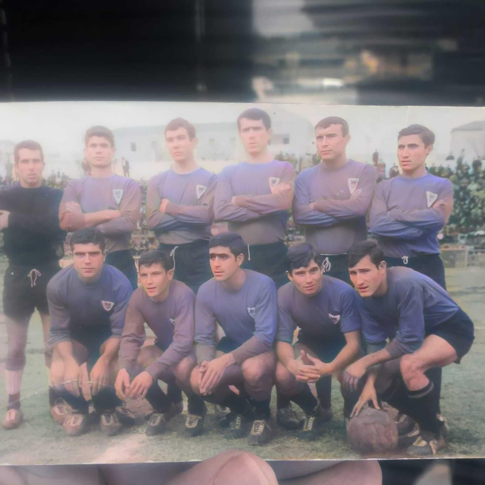 Éste es el equipo del Hispania que eliminó al Torredonjimeno y ascendió a Tercera: orales; Miranda, Sierra, Basora, Tiravit, del Pino; Basora II, Frasco, Molina, Paquitico e Ignacio..