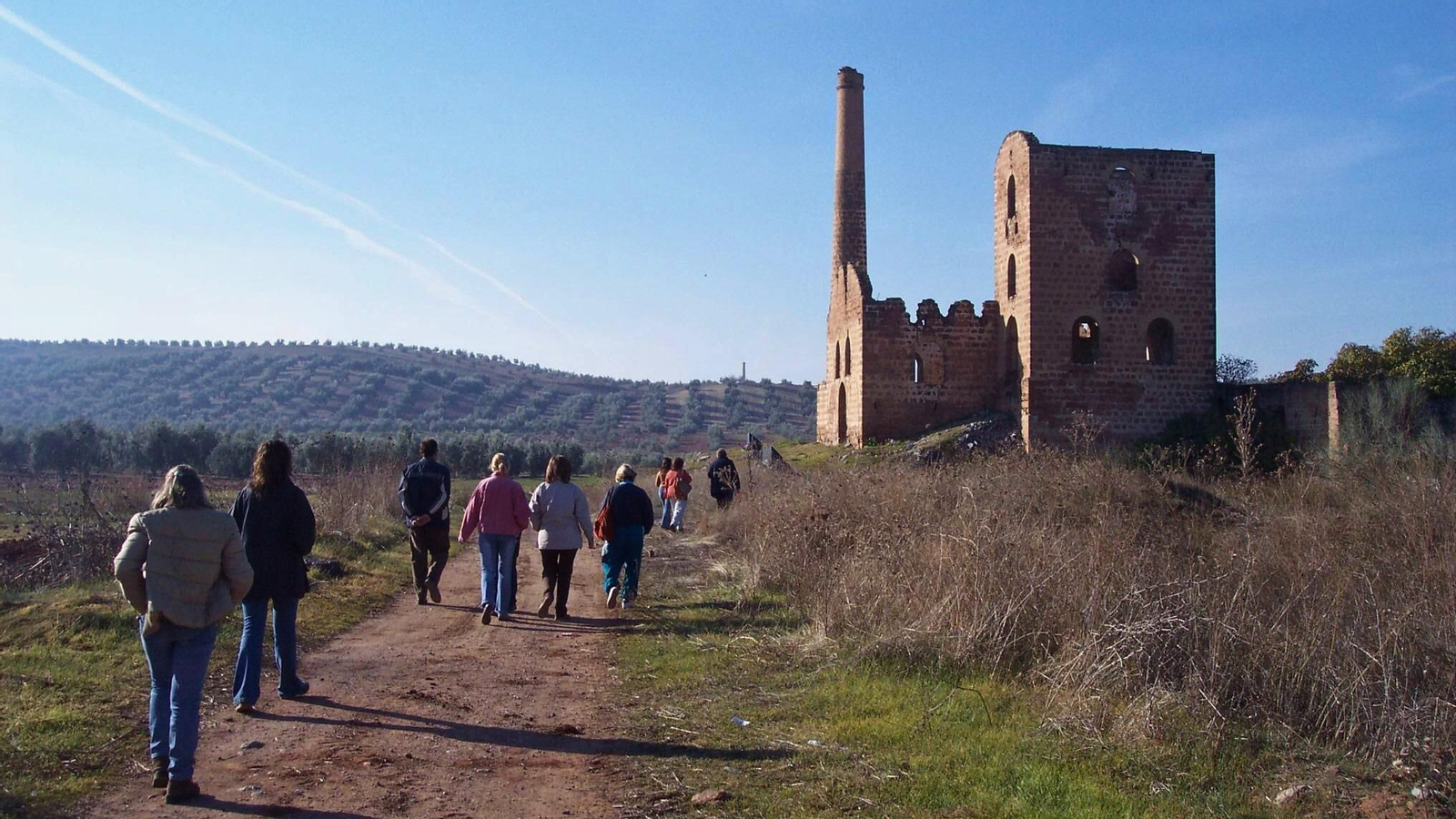 Los vestigios del pasado minero de Linares confluyen aquí a base de pozos, cabrias y otros elementos arquitectónicos de esta actividad industrial. Los vestigios del pasado minero de Linares confluyen aquí a base de pozos, cabrias y otros elementos arquitectónicos de esta actividad industrial.