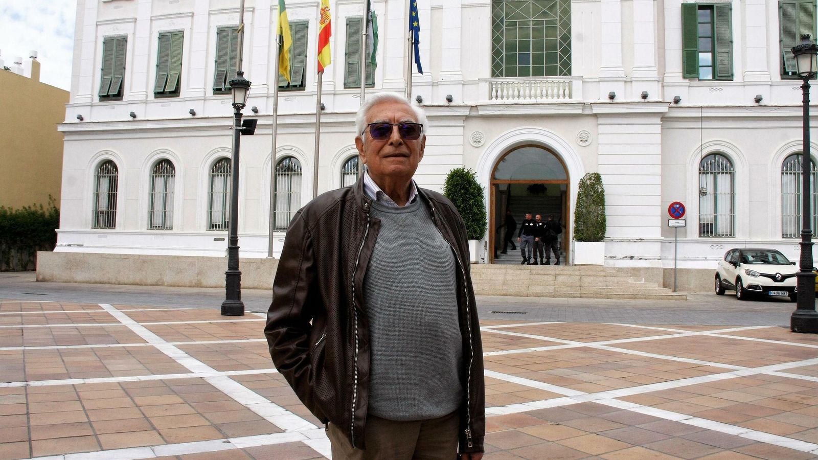 El veterano político Rafael Gómez Ojeda, enfrente del Ayuntamiento de El Puerto, del que su padre represaliado fue concejal. El veterano político Rafael Gómez Ojeda, enfrente del Ayuntamiento de El Puerto, del que su padre represaliado fue concejal.