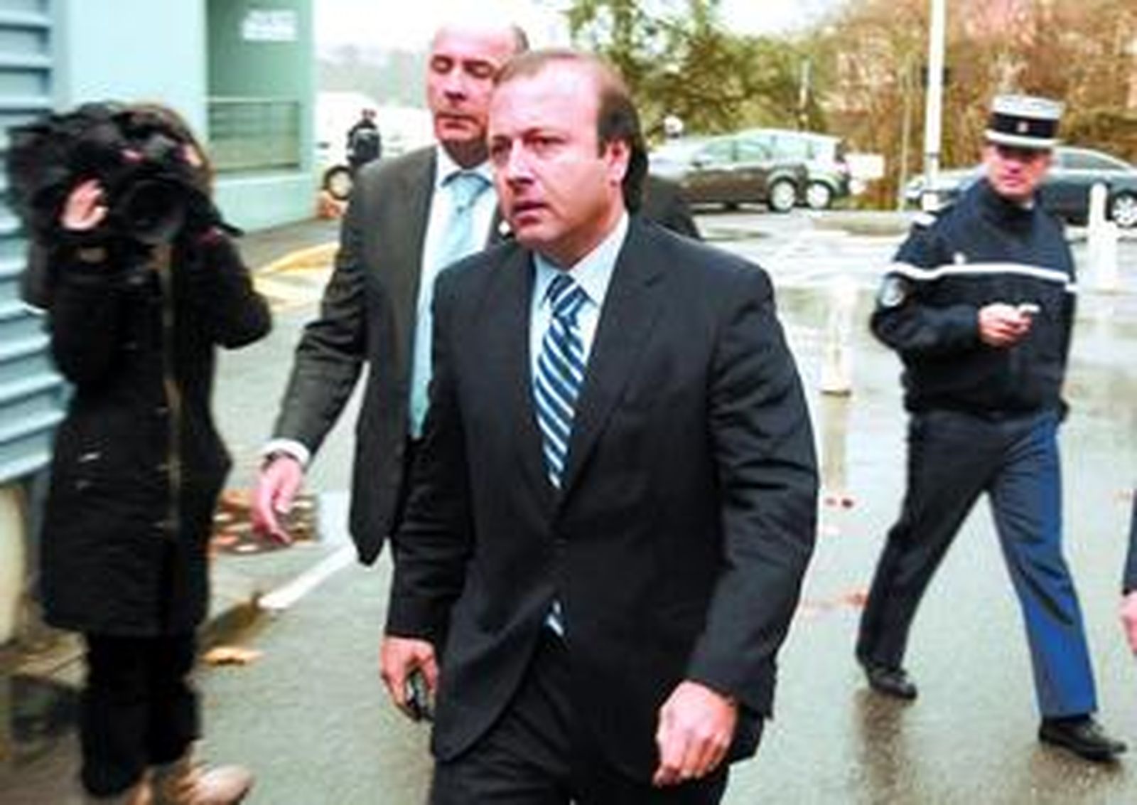 Mesquida  llega al Hospital Côte Basque de Bayona (Francia), donde visitó al guardia civil Fernando Trapero, que sigue en coma profundo.