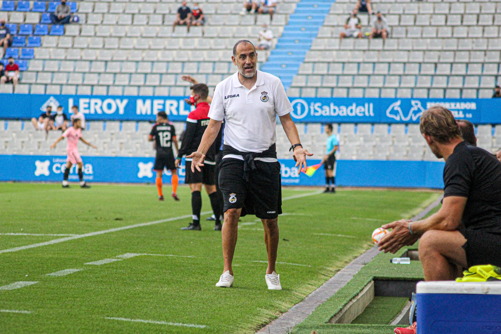 Romerito, en la banda durante el partido en Sabadell.