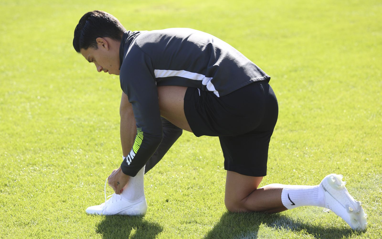 Adrián, Renato Santos y Lombán pisan césped