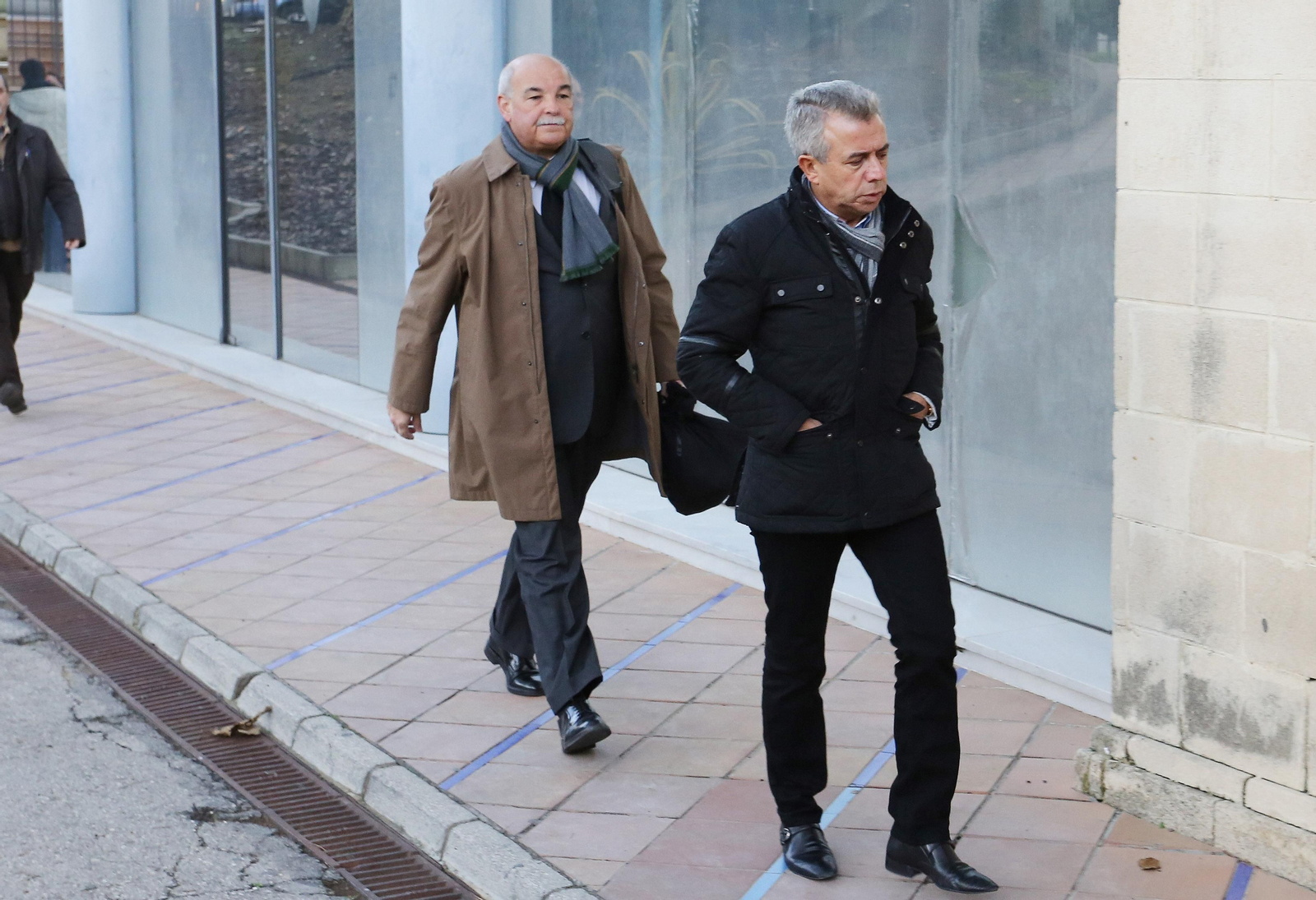 José Luis López, a la derecha, caminando hacia la Sección Octava de la Audiencia Provincial.