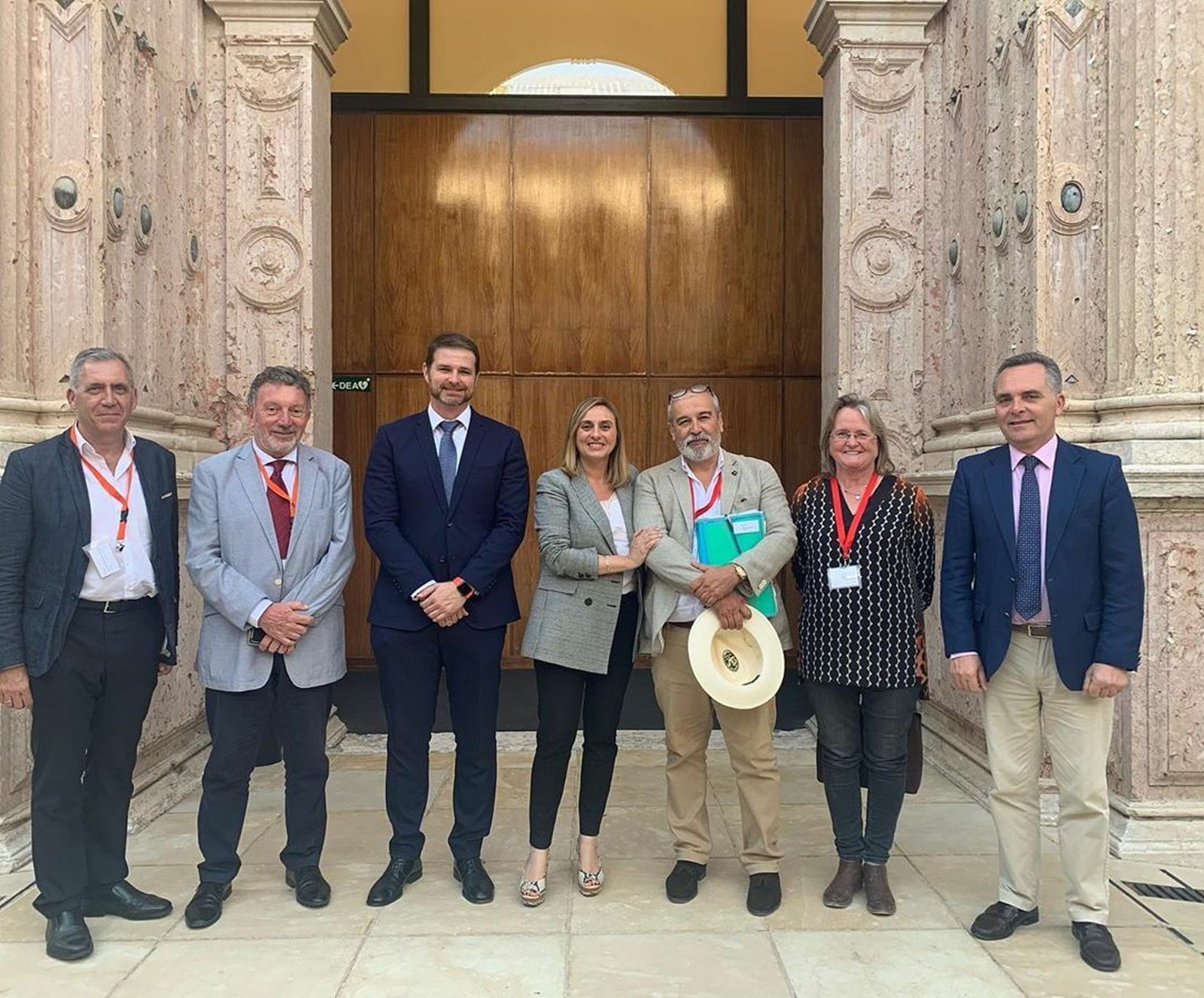 Representantes de AUAN viajaron a Sevilla para seguir la sesión en la que la consejera Carazo, en el centro de la imagen, anunció los planes de regularización.