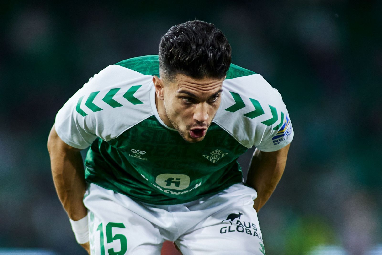 Marc Bartra calienta antes del encuentro contra el Valencia.