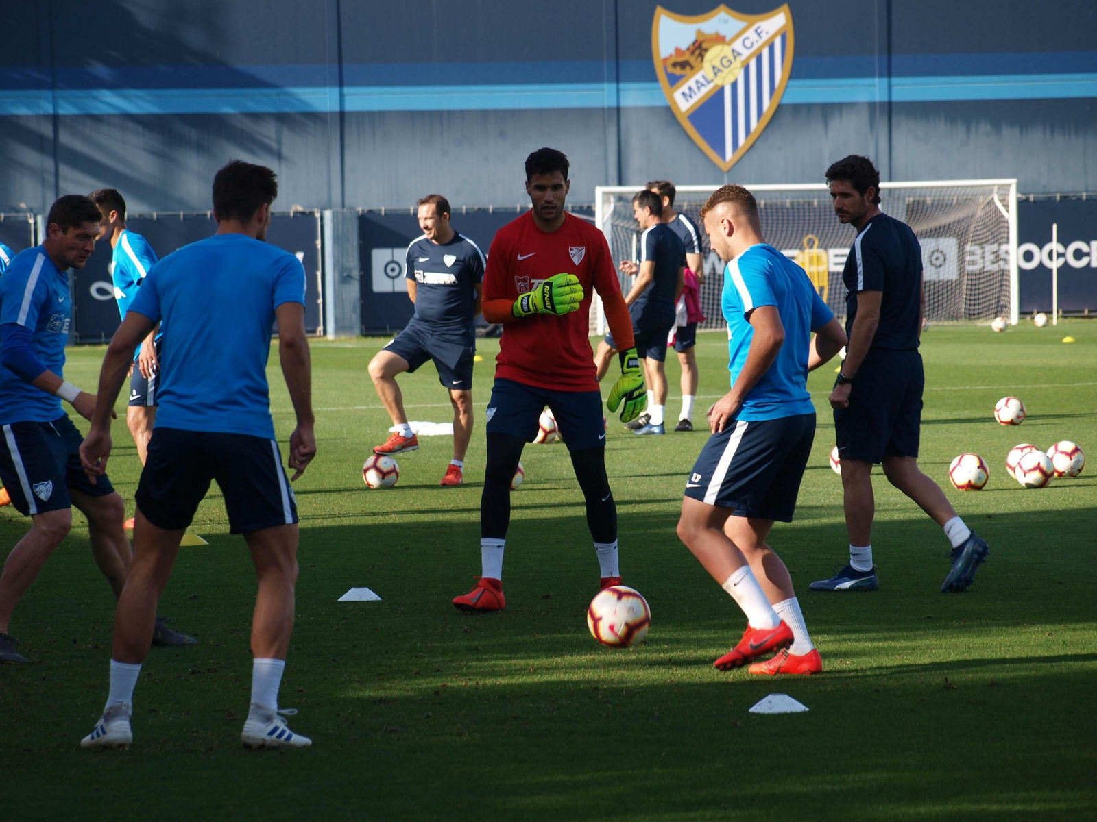 Víctor observa a sus hombres en un entrenamiento. Víctor observa a sus hombres en un entrenamiento.