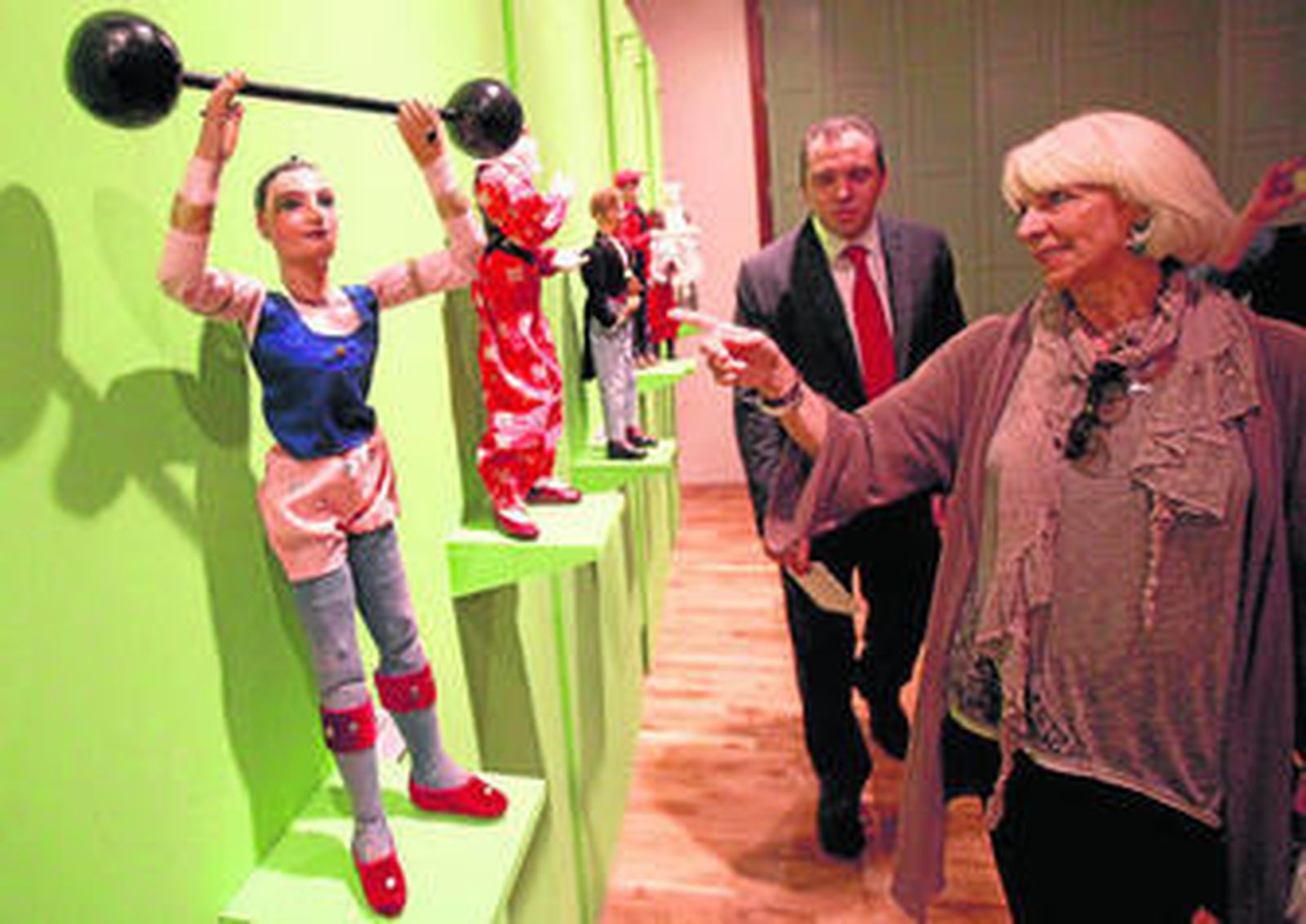 Teófila Martínez y Juan Meliá, durante el acto inaugural de la exposición de títeres mexicanos.