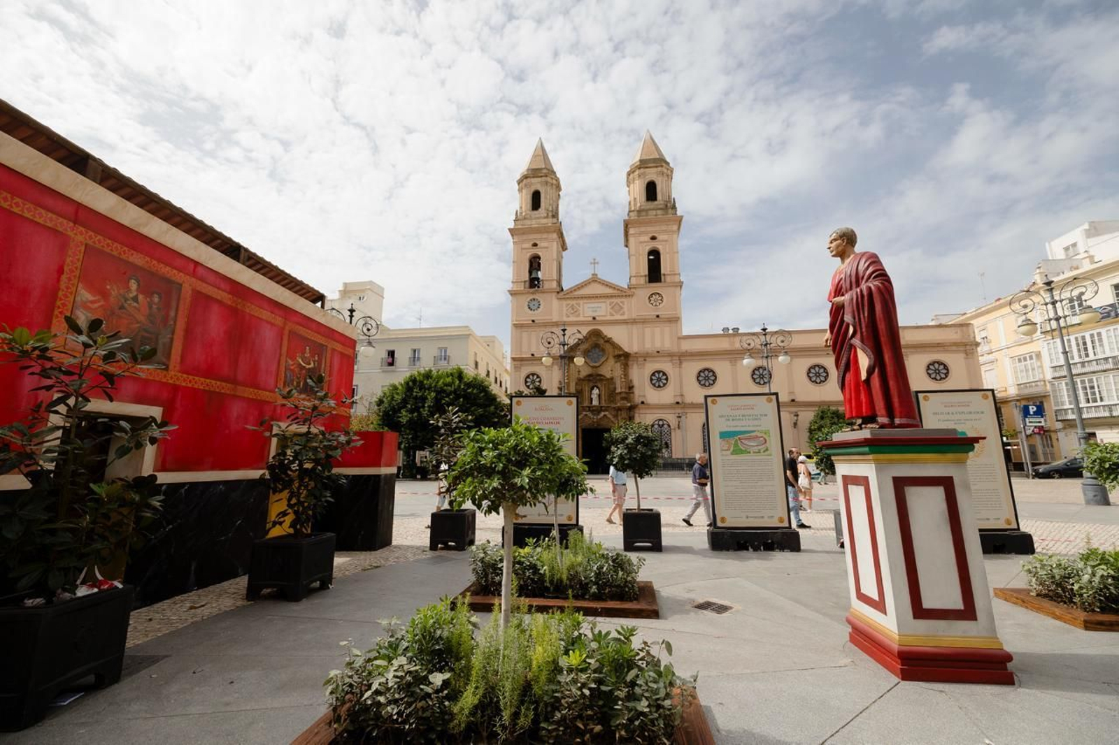 Figuras y paneles instalados en la plaza de San Antonio.