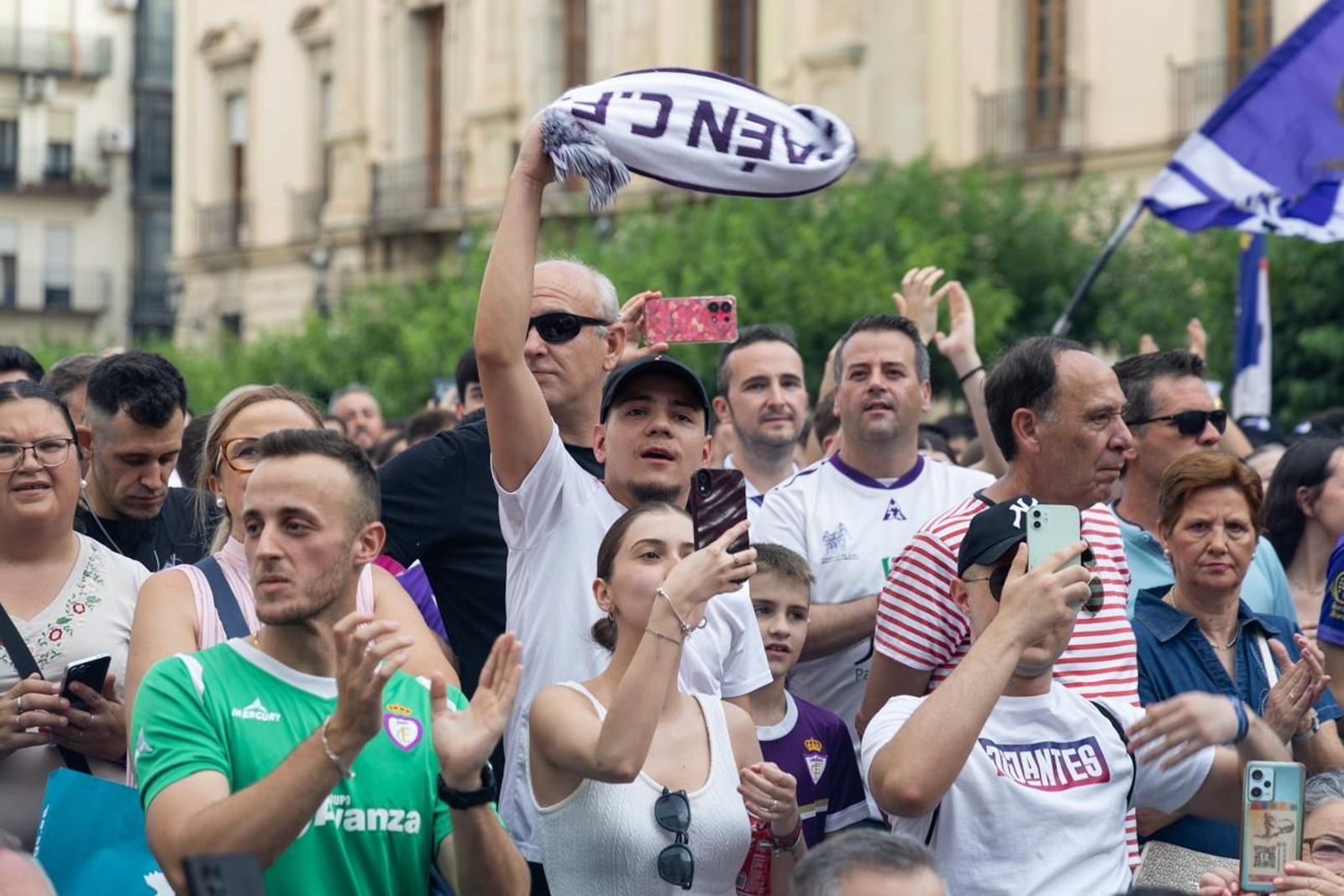 La fiesta por el ascenso del Real Jaén en La Plaza de Santa María y el Ayuntamiento