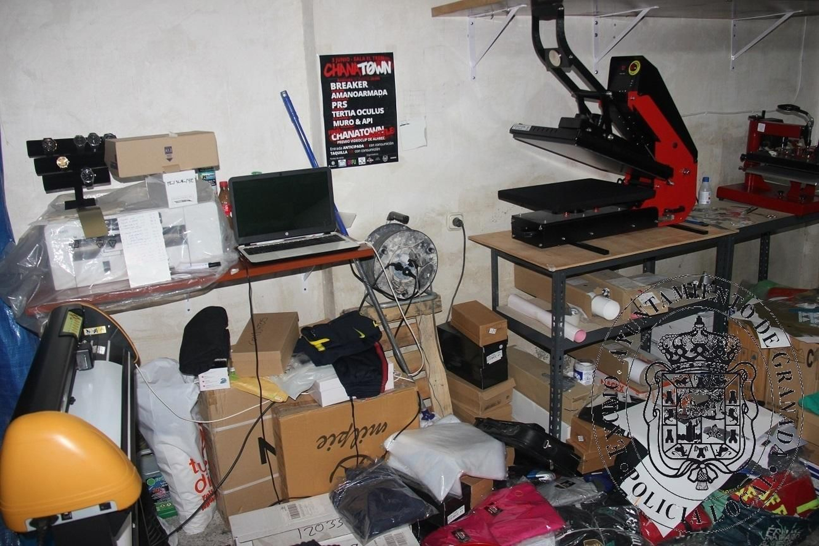 Aspecto del taller clandestino tras ser desmantelado por la Policía Local.