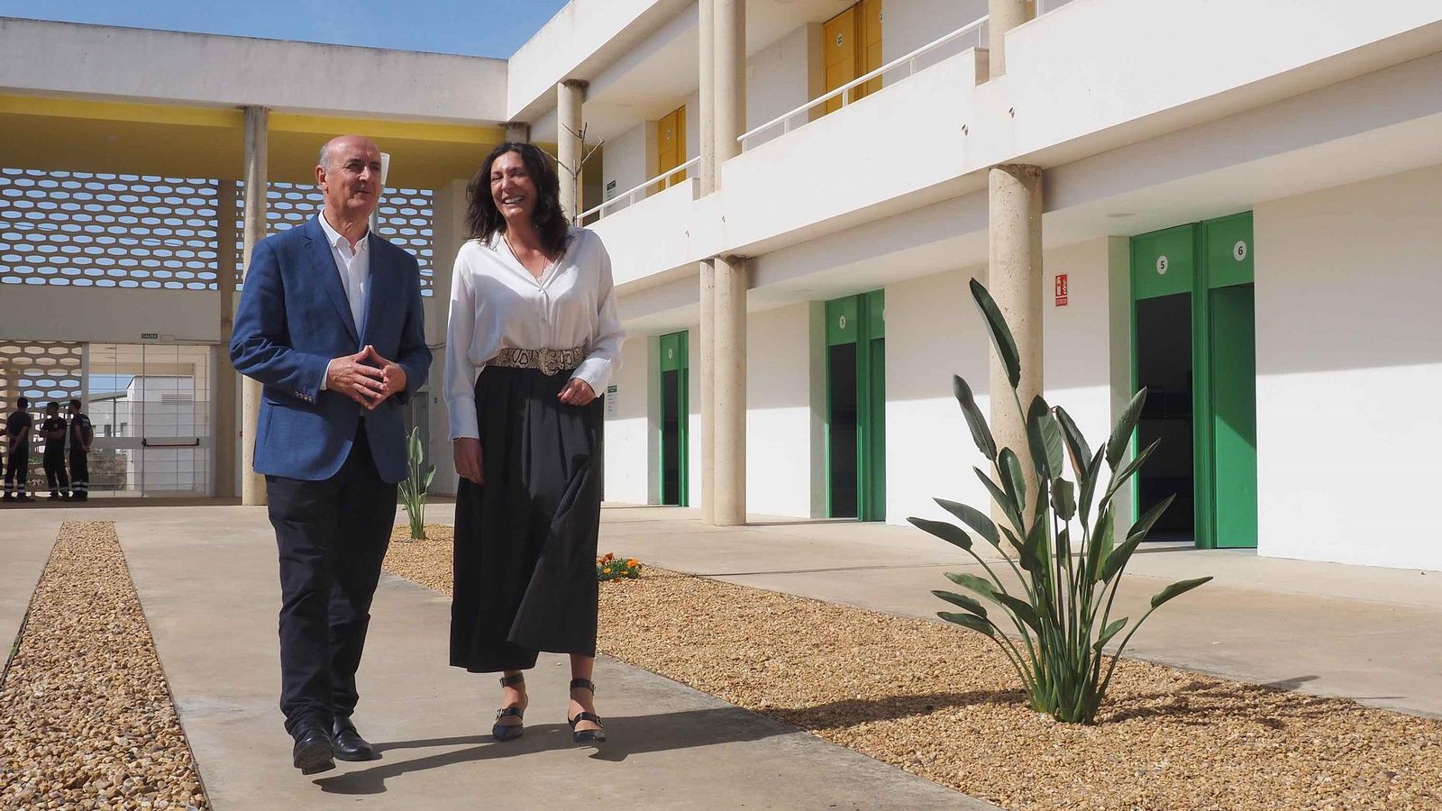 El alcalde de Lepe y la consejera de Asuntos Sociales en las instalaciones del albergue para temporeros.