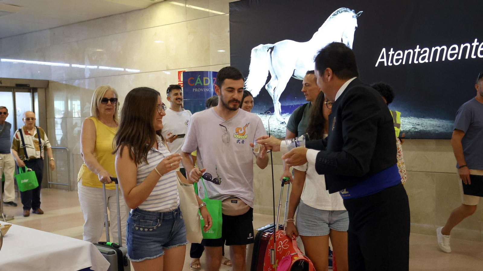 Así ha sido el recibimiento a los pasajeros del vuelo de Las Palmas de Gran Canaria en el Aeropuerto de Jerez