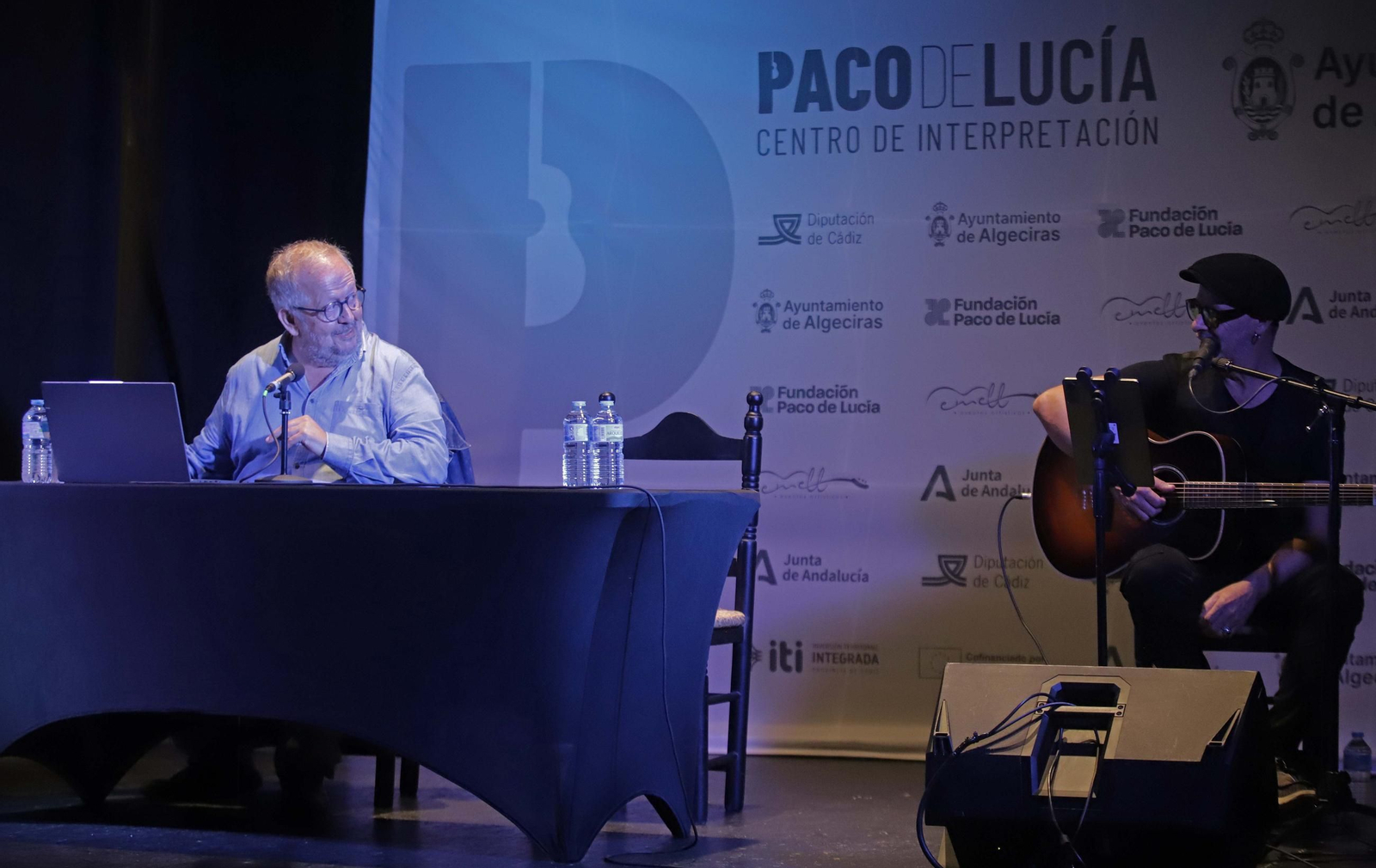 Fotos de la conferencia de Juan José Téllez  sobre los cincuenta años de la publicación del disco El Patio, del grupo Triana