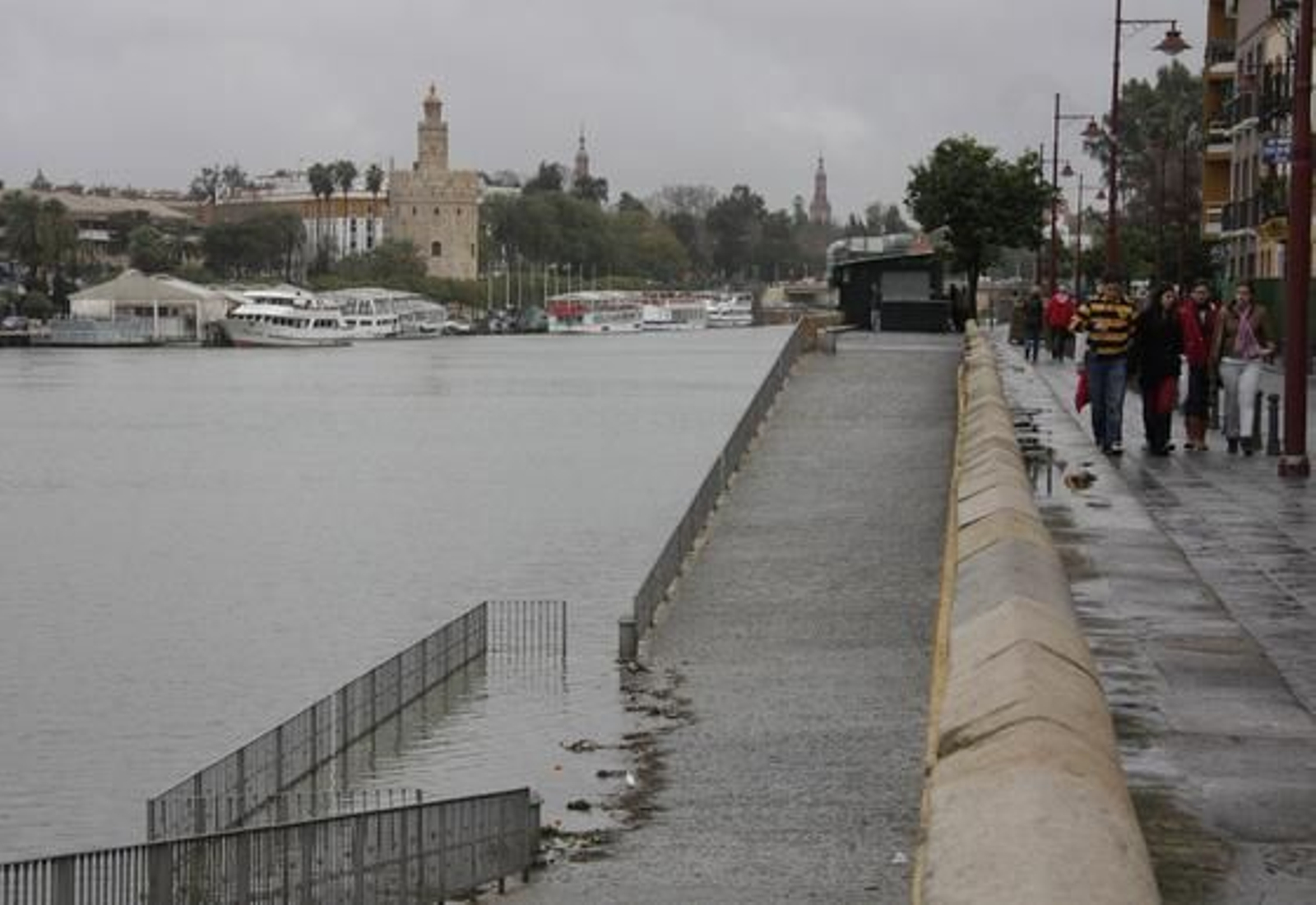 El agua del Guadalquivir cubre las zonas más bajas del embarcadero de la calle Betis en Triana.

Foto: B.Vargas