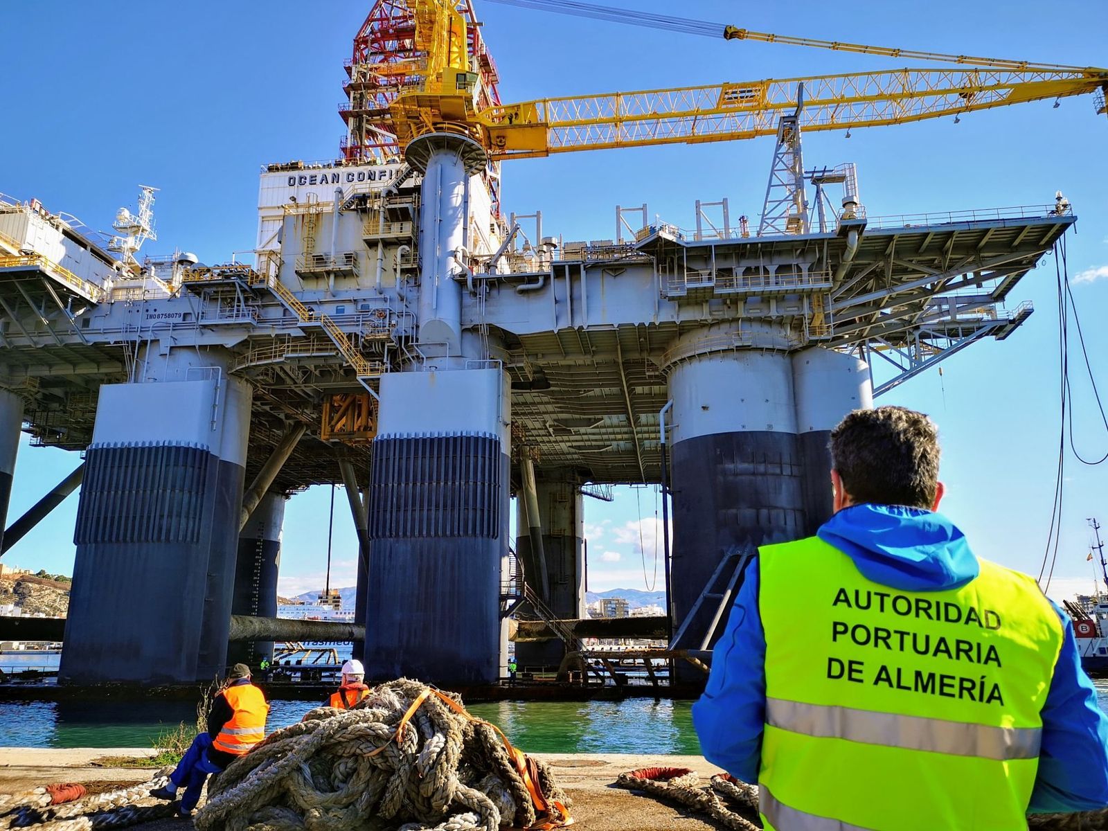 La plataforma petrolífera Ocean Confidence atraca en el muelle de Poniente del Puerto de Almería