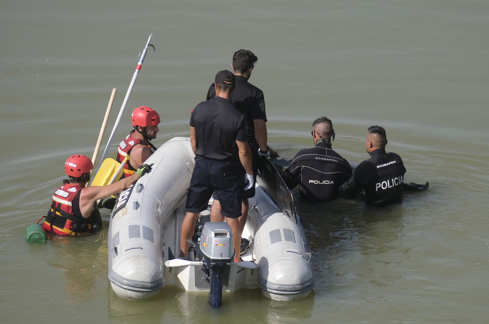Así ha sido el rescate del cuerpo del joven ahogado en el Guadalquivir